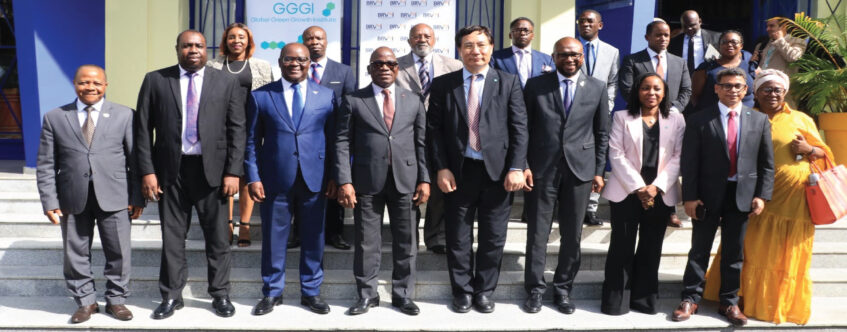 FINANCEMENTS VERTS : LE MINISTRE ASSAHORE PRESIDE LA SIGNATURE D’UN PROTOCOLE DE COOPERATION ENTRE LA BRVM ET LE GGGI